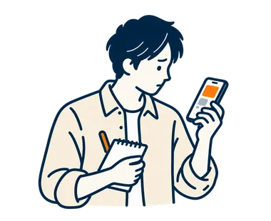 スマートフォンとノートを手に、何を発信するか考える若手担当者